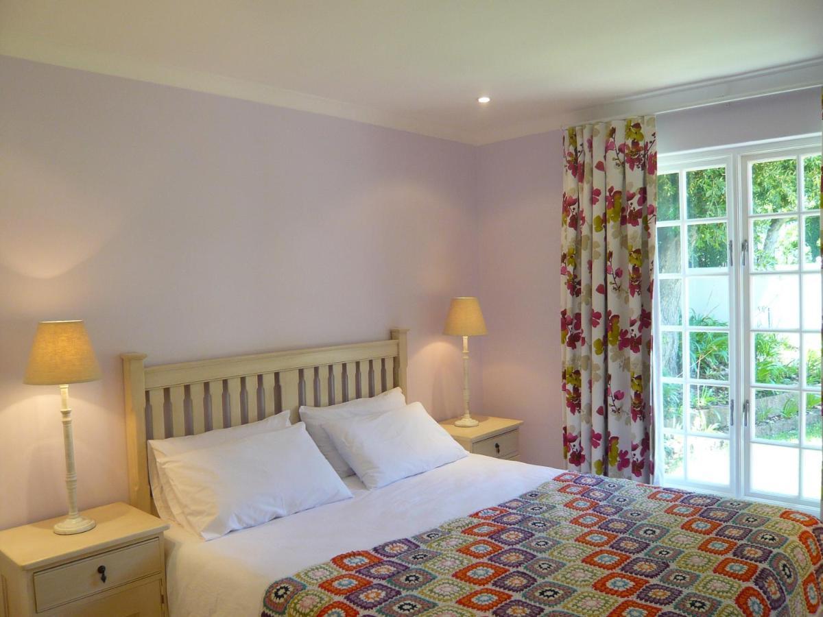 Le Petit Poucet Hotel Cape Town Room photo
